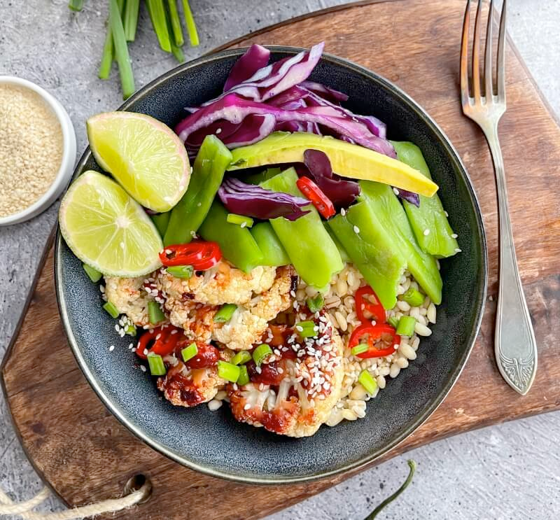 Szakszuka po meksykańsku z czerwoną fasolą i awokado